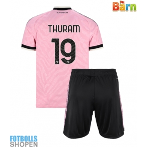 Billiga Juventus Khephren Thuram #19 Bortatröja Barn 2026-27 Kortärmad (+ Korta byxor)